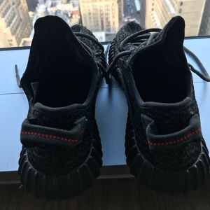YEEZY boost pirate black sz 9